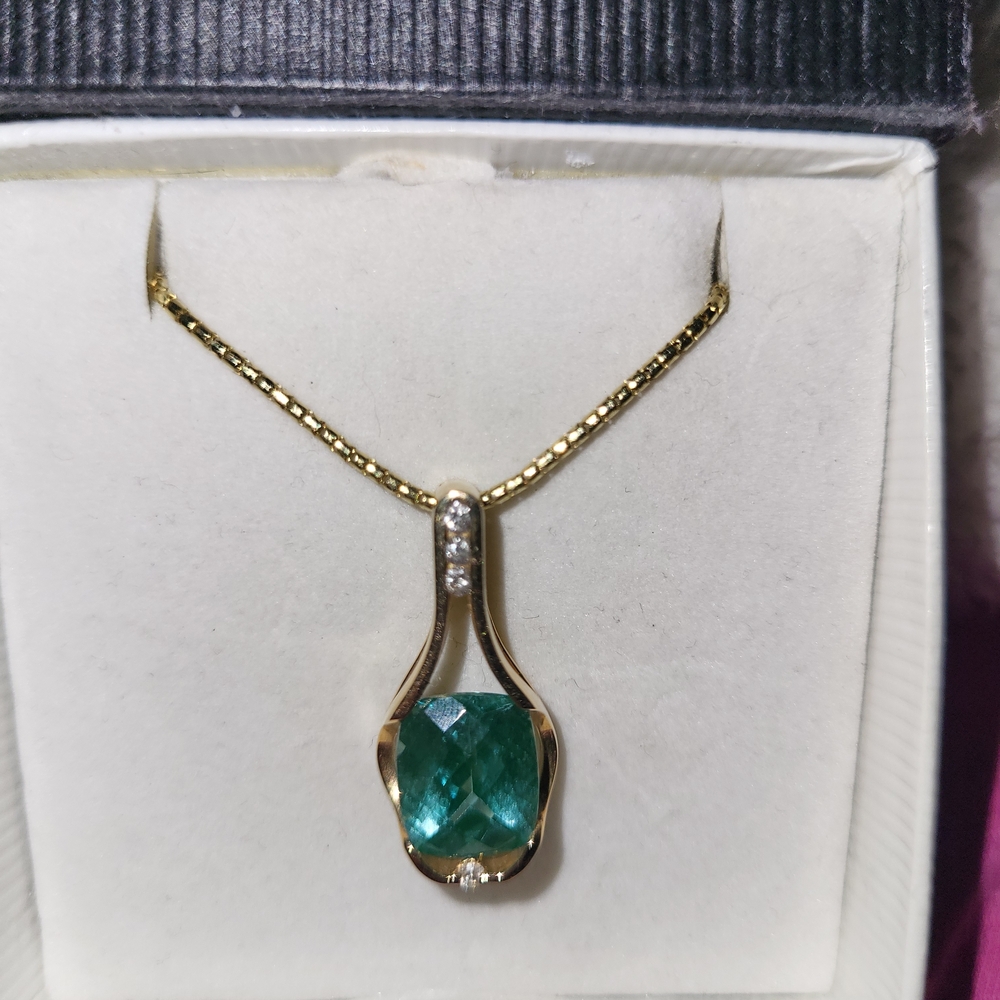 Elegant Gold and Green Pendant Necklace